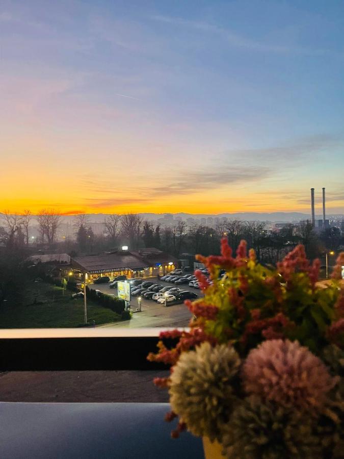 Appartamento Stan Na Dan "Apartman Purple" Banja Luka Esterno foto