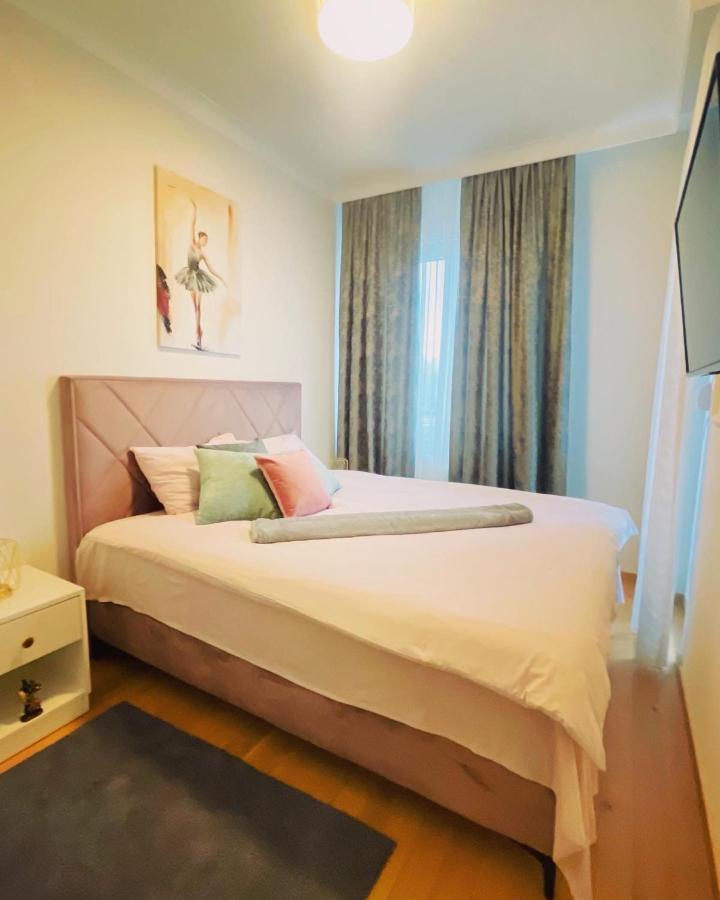 Appartamento Stan Na Dan "Apartman Purple" Banja Luka Esterno foto