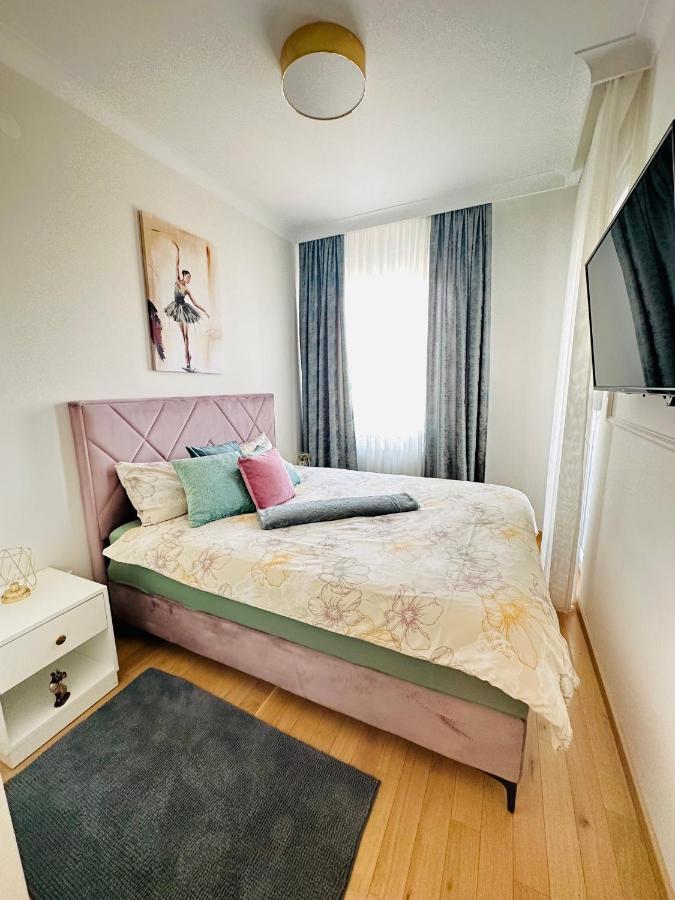 Appartamento Stan Na Dan "Apartman Purple" Banja Luka Esterno foto